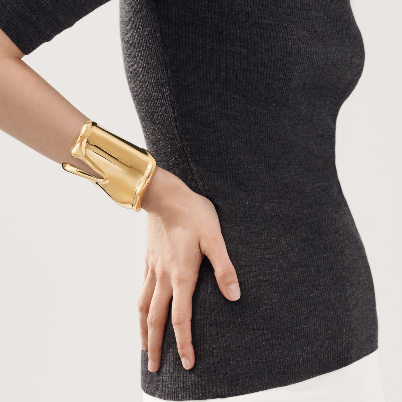 Elsa Peretti&reg;:Large Bone Cuff in Yellow Gold, 95 mm Wide