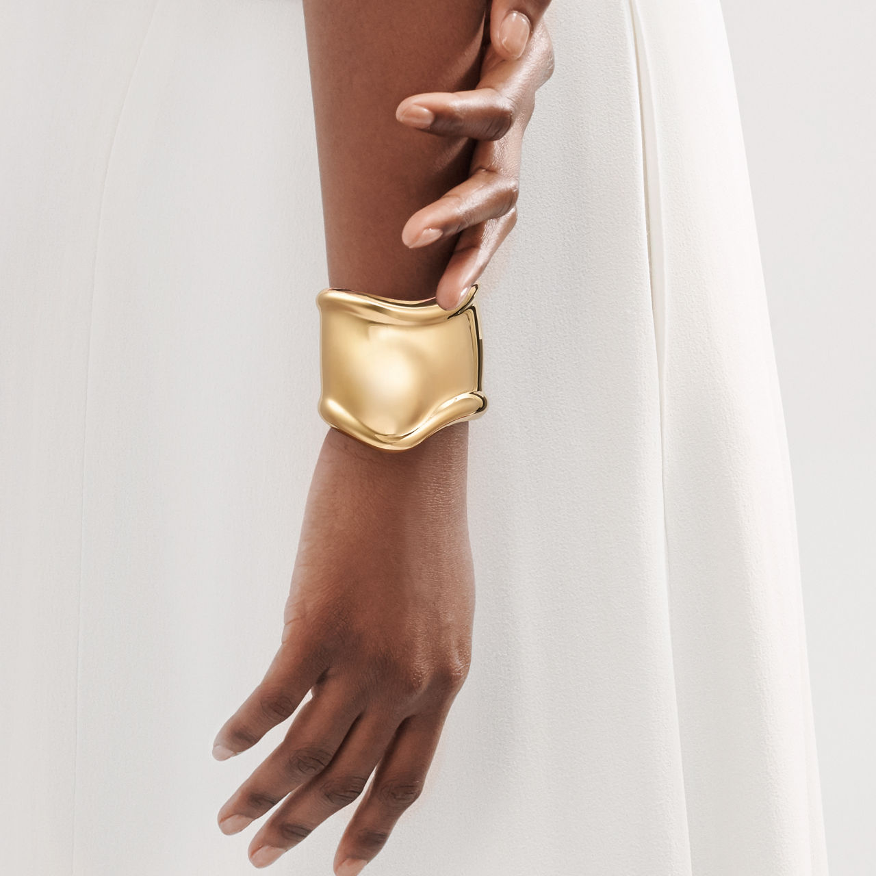 Elsa Peretti&reg;:Medium Bone Cuff in Yellow Gold, 61 mm Wide
